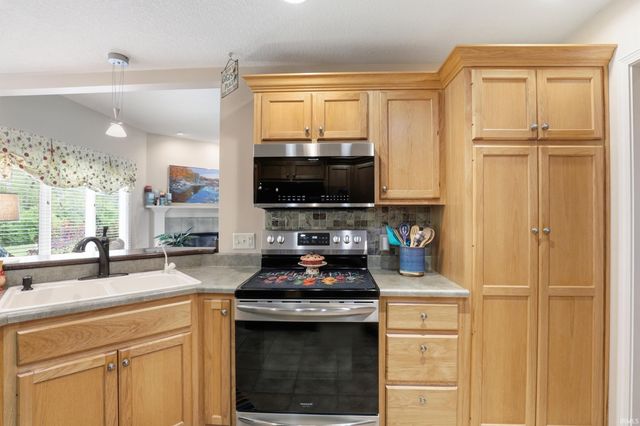9515 Colsons Hill, Fort Wayne, IN 46825