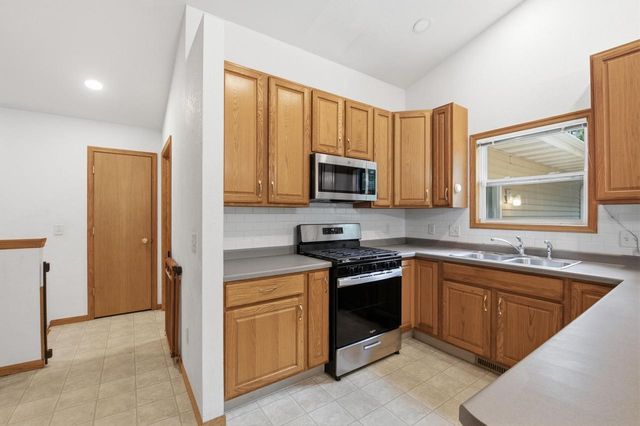 3130 Rockport Park DRIVE, Janesville, WI 53548