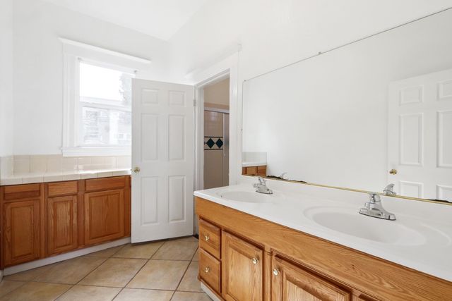 2204 10th St, Sacramento, CA 95818