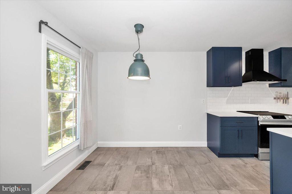 Image 10 of property listing at 36 CASTLE CT, Gaithersburg, MD 20878
