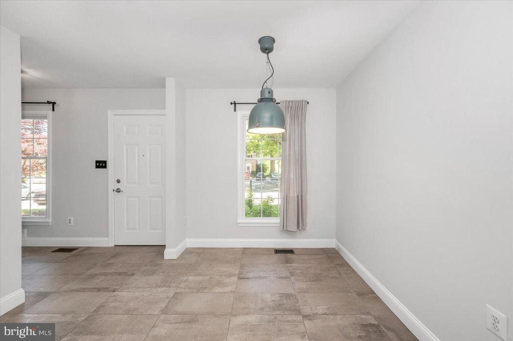 Image 11 of property listing at 36 CASTLE CT, Gaithersburg, MD 20878