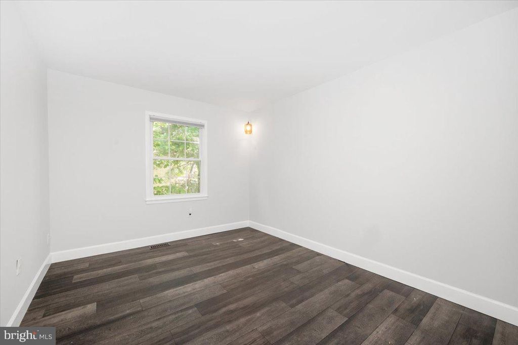 Image 21 of property listing at 36 CASTLE CT, Gaithersburg, MD 20878