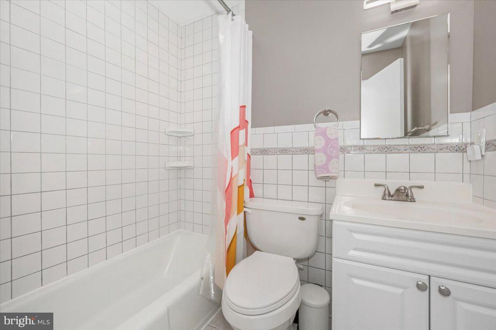 Image 25 of property listing at 36 CASTLE CT, Gaithersburg, MD 20878