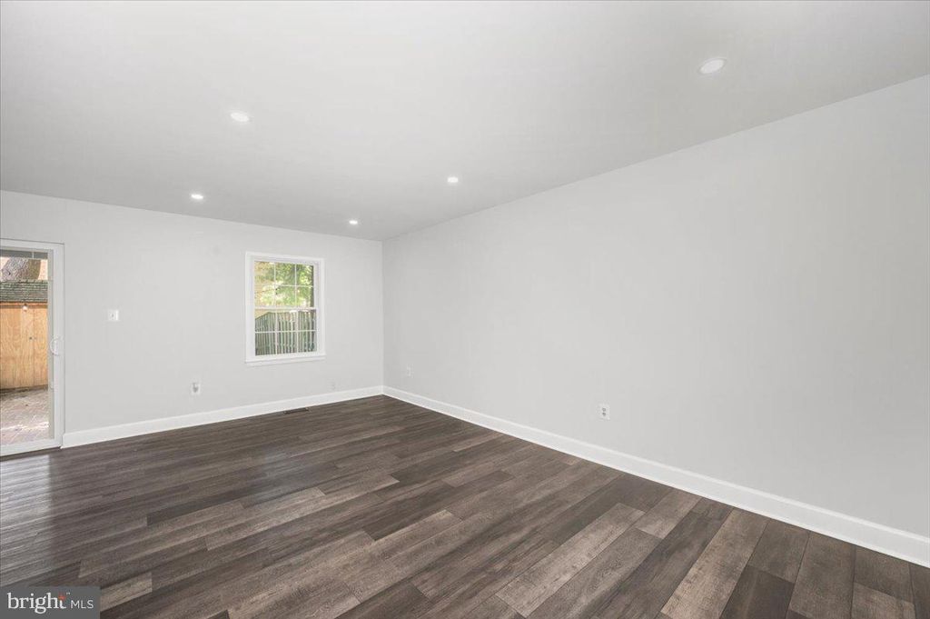 Image 3 of property listing at 36 CASTLE CT, Gaithersburg, MD 20878