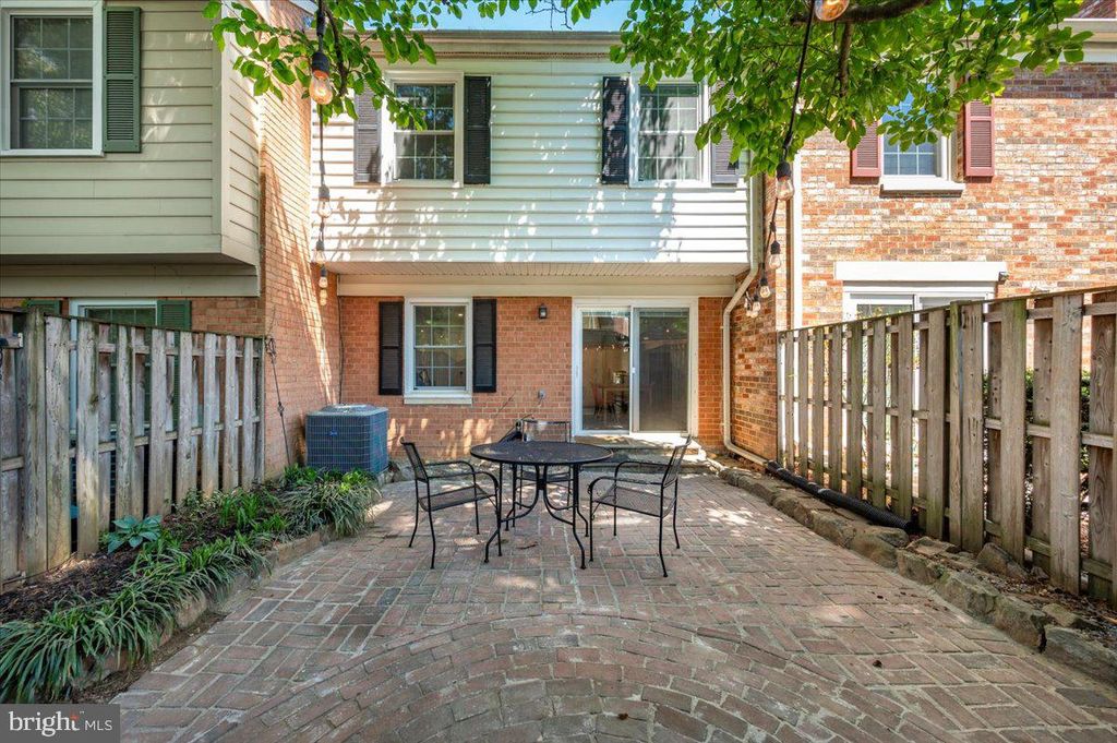 Image 30 of property listing at 36 CASTLE CT, Gaithersburg, MD 20878