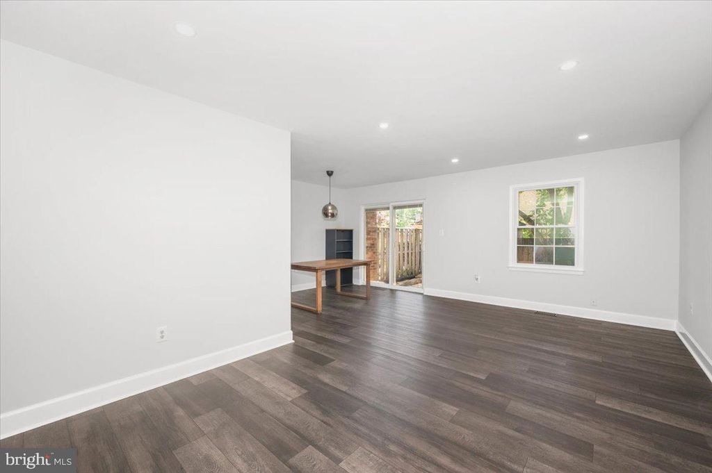 Image 4 of property listing at 36 CASTLE CT, Gaithersburg, MD 20878