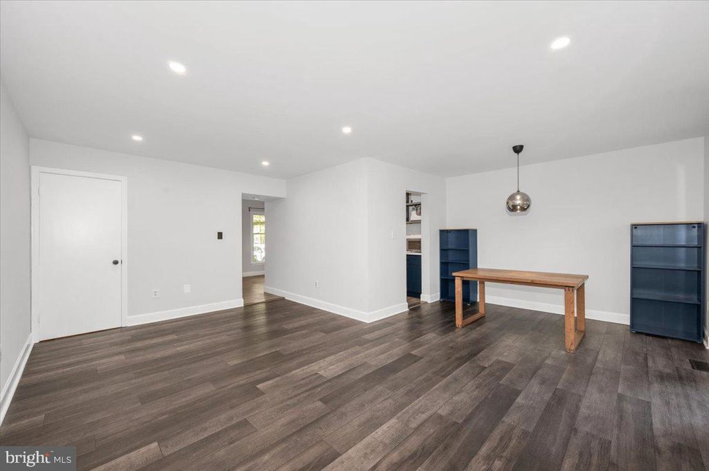Image 6 of property listing at 36 CASTLE CT, Gaithersburg, MD 20878