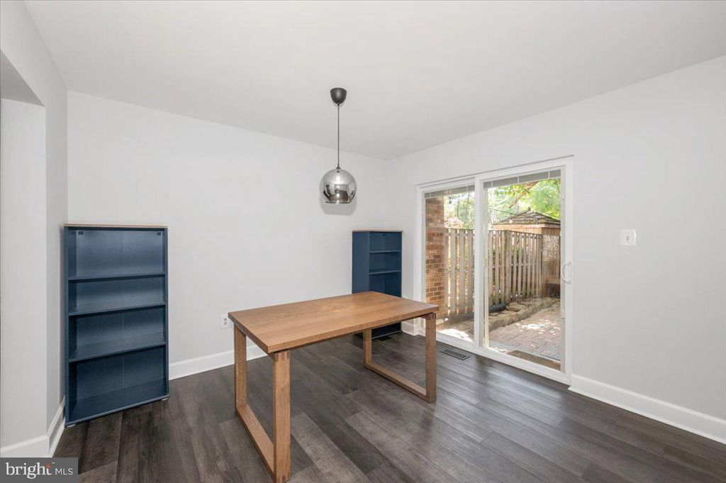 Image 7 of property listing at 36 CASTLE CT, Gaithersburg, MD 20878