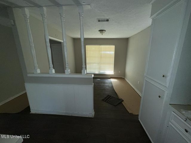 946 N Valley Falls Road, Jackson, MS 39212