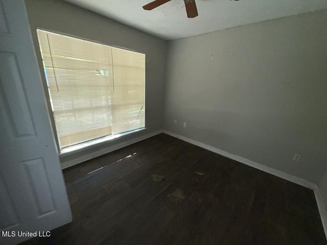 946 N Valley Falls Road, Jackson, MS 39212