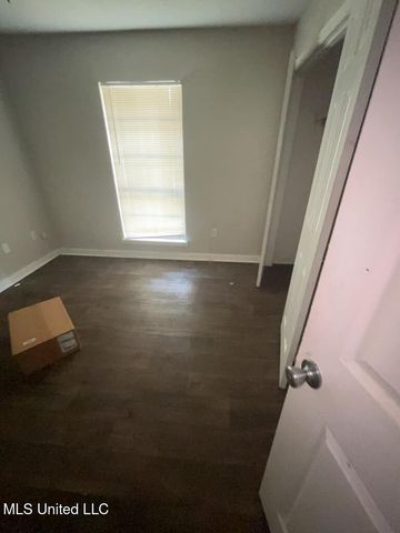 946 N Valley Falls Road, Jackson, MS 39212