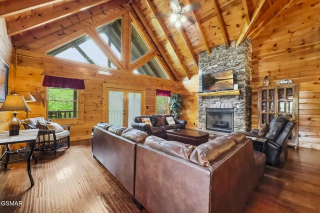 2906 Quiet Oak Way, Pigeon Forge, TN 37863