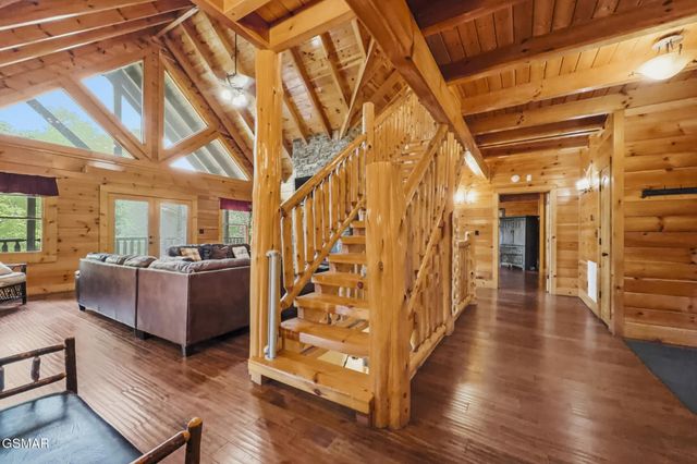 2906 Quiet Oak Way, Pigeon Forge, TN 37863