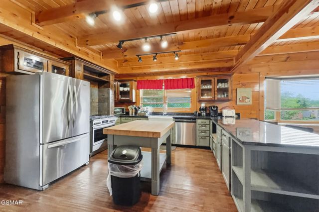 2906 Quiet Oak Way, Pigeon Forge, TN 37863