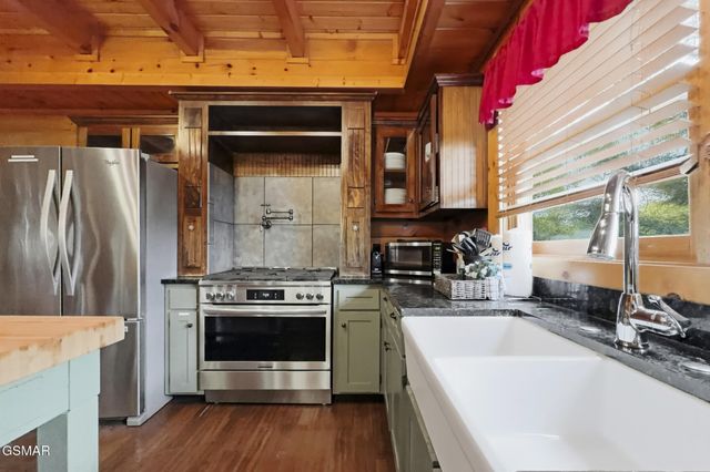 2906 Quiet Oak Way, Pigeon Forge, TN 37863