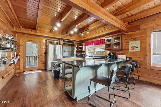 2906 Quiet Oak Way, Pigeon Forge, TN 37863