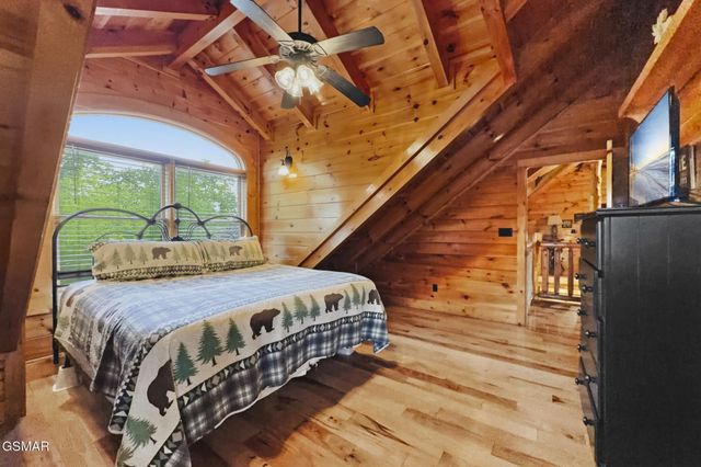 2906 Quiet Oak Way, Pigeon Forge, TN 37863