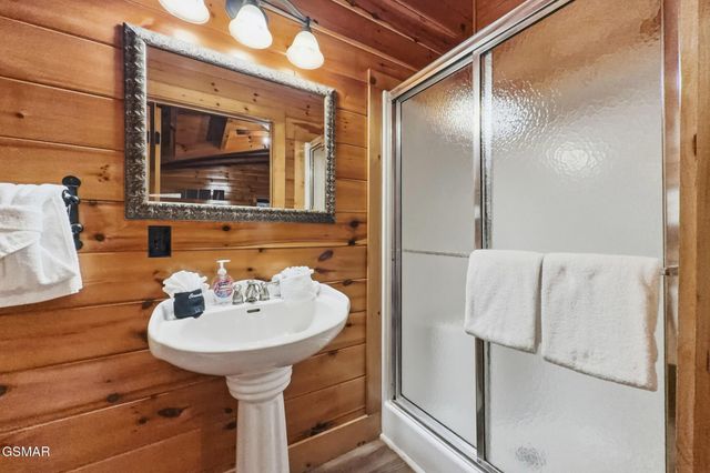 2906 Quiet Oak Way, Pigeon Forge, TN 37863