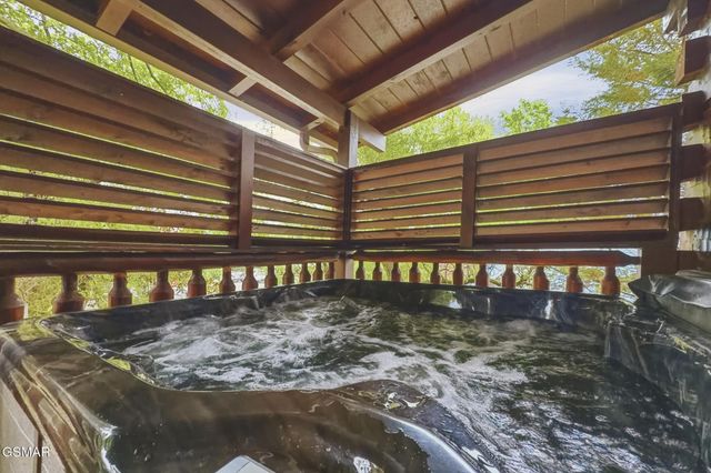 2906 Quiet Oak Way, Pigeon Forge, TN 37863