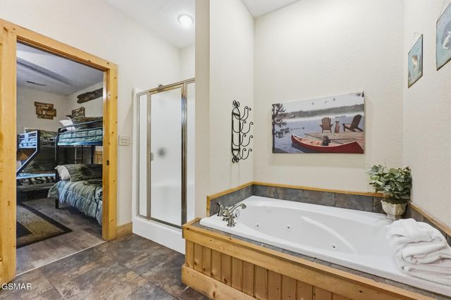 2906 Quiet Oak Way, Pigeon Forge, TN 37863