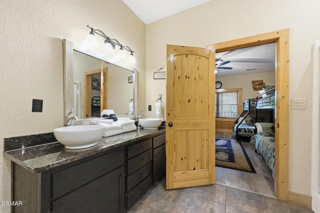 2906 Quiet Oak Way, Pigeon Forge, TN 37863