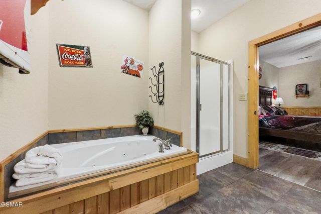 2906 Quiet Oak Way, Pigeon Forge, TN 37863