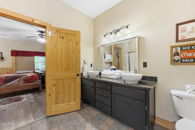 2906 Quiet Oak Way, Pigeon Forge, TN 37863
