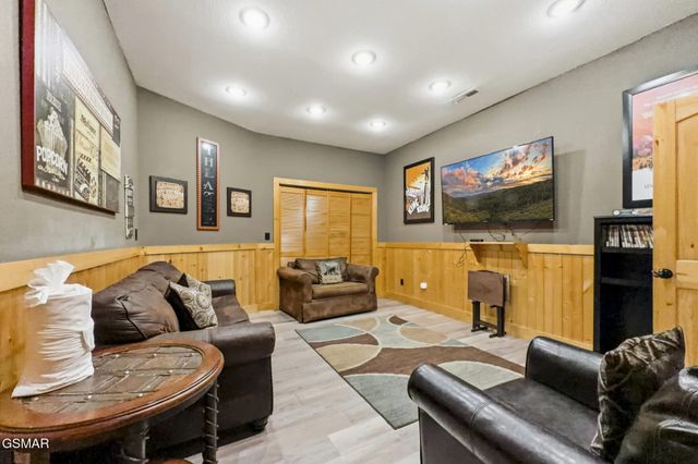 2906 Quiet Oak Way, Pigeon Forge, TN 37863