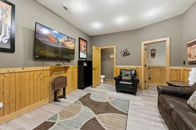 2906 Quiet Oak Way, Pigeon Forge, TN 37863