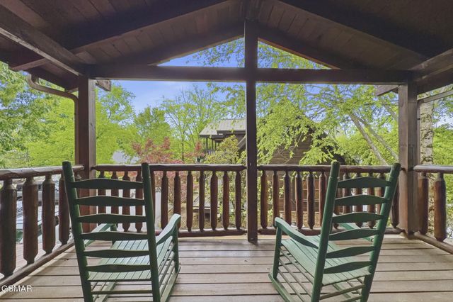 2906 Quiet Oak Way, Pigeon Forge, TN 37863