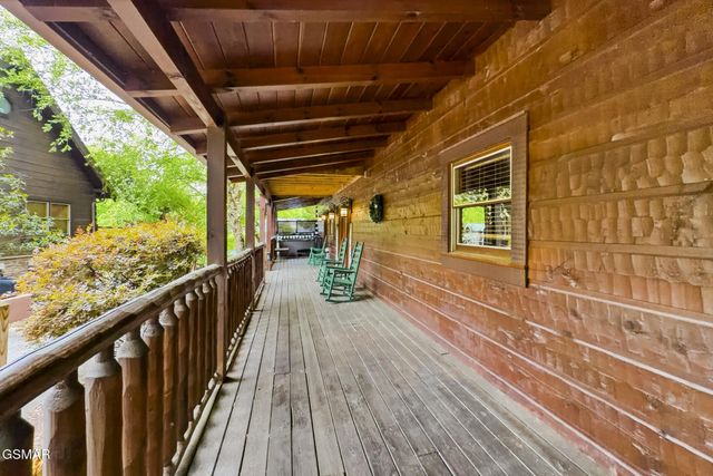 2906 Quiet Oak Way, Pigeon Forge, TN 37863