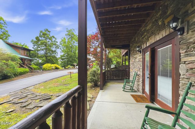 2906 Quiet Oak Way, Pigeon Forge, TN 37863