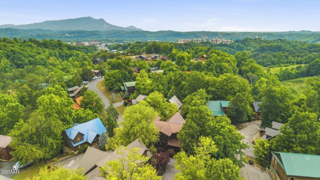 2906 Quiet Oak Way, Pigeon Forge, TN 37863