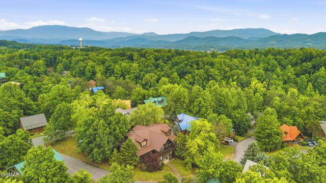 2906 Quiet Oak Way, Pigeon Forge, TN 37863