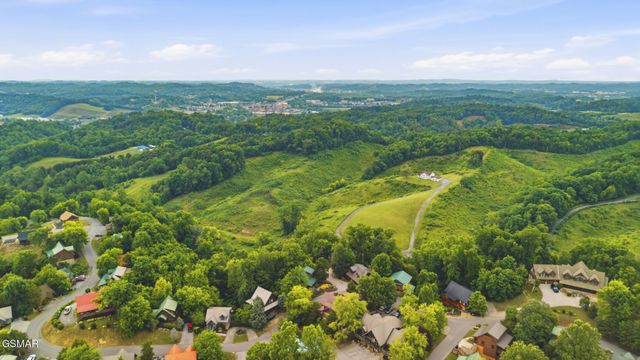 2906 Quiet Oak Way, Pigeon Forge, TN 37863