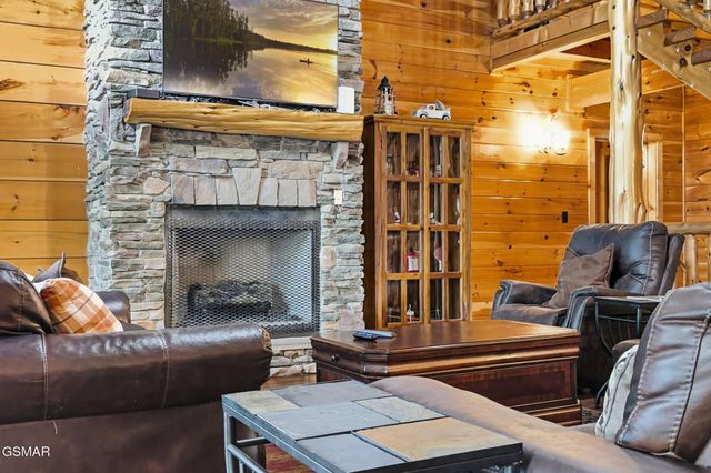 2906 Quiet Oak Way, Pigeon Forge, TN 37863