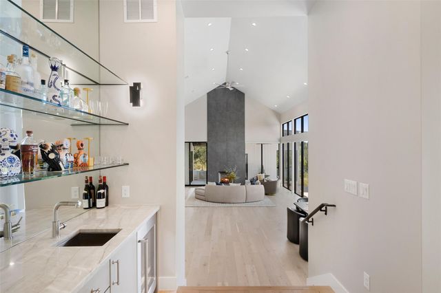 612 Overlook PKWY, Horseshoe Bay, TX 78657