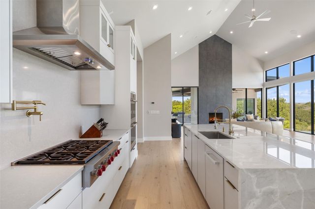 612 Overlook PKWY, Horseshoe Bay, TX 78657
