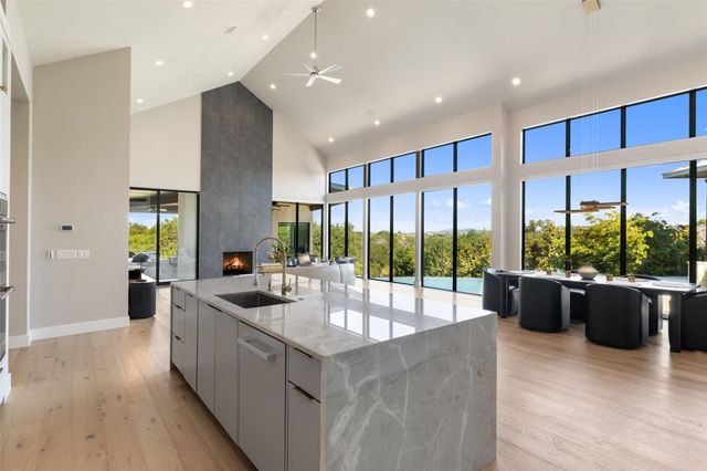 612 Overlook PKWY, Horseshoe Bay, TX 78657