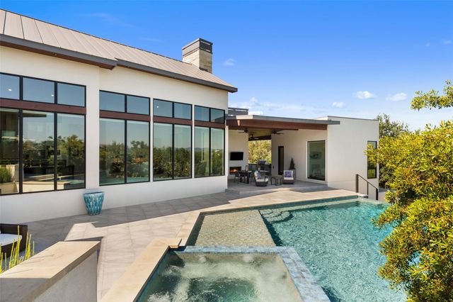 612 Overlook PKWY, Horseshoe Bay, TX 78657