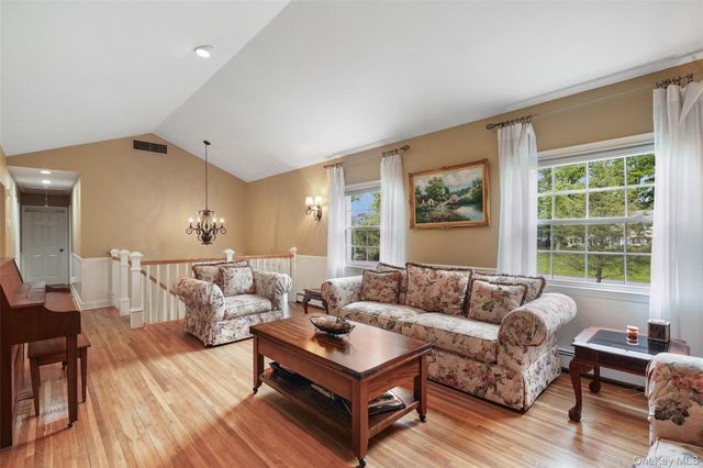 31 Burns Place, Briarcliff Manor, NY 10510