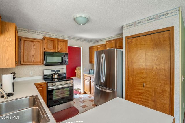 1909 Hartford Lane, Holland, OH 43528