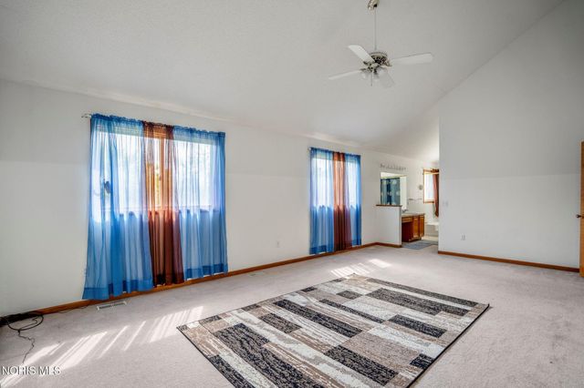 1909 Hartford Lane, Holland, OH 43528