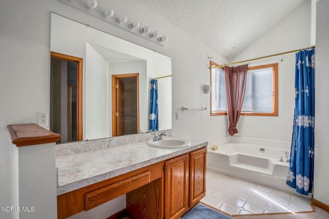 1909 Hartford Lane, Holland, OH 43528