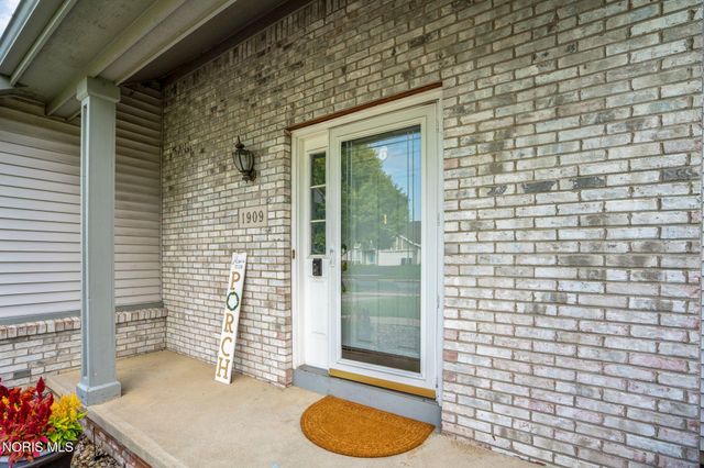 1909 Hartford Lane, Holland, OH 43528