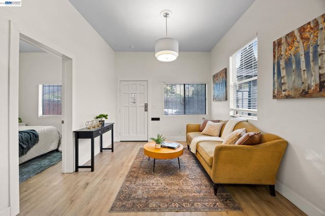 1526 Munson Way, Oakland, CA 94606