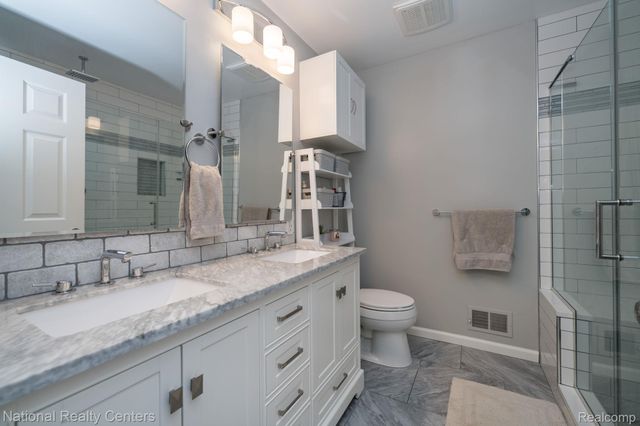 4949 Crooks Road, Royal Oak, MI 48073