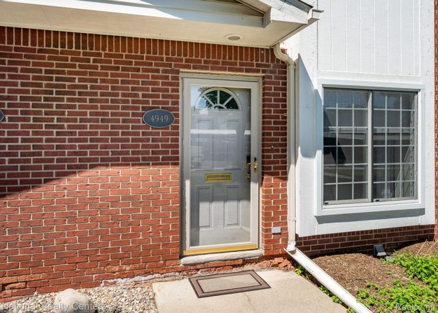 4949 Crooks Road, Royal Oak, MI 48073
