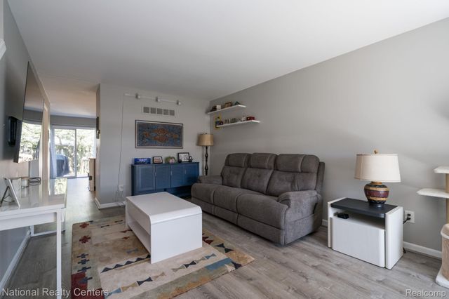 4949 Crooks Road, Royal Oak, MI 48073