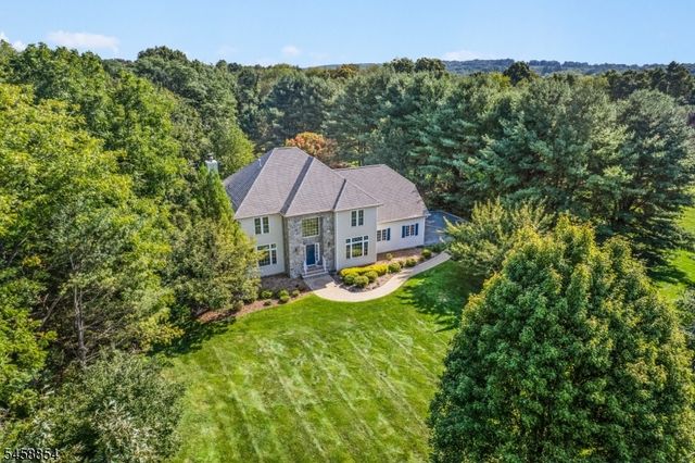 1 Ming Ct, Chester Twp., NJ 07930